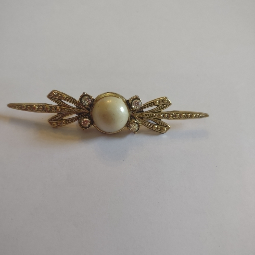 Vintage Women's faux pearl ESTATE brooch pin